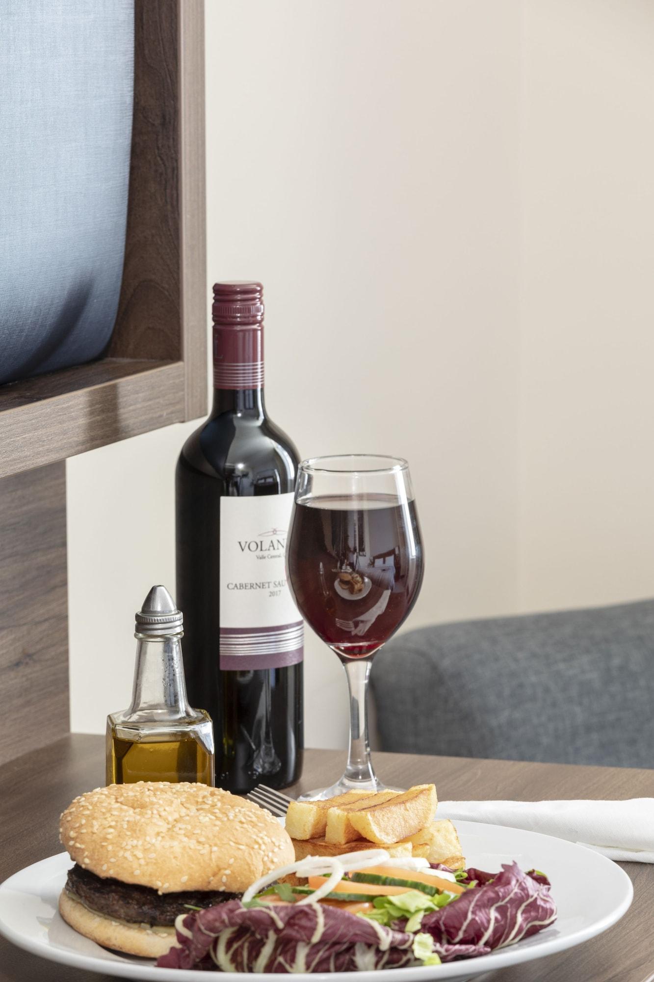 St Giles Heathrow - A St Giles Hotel Feltham Екстер'єр фото