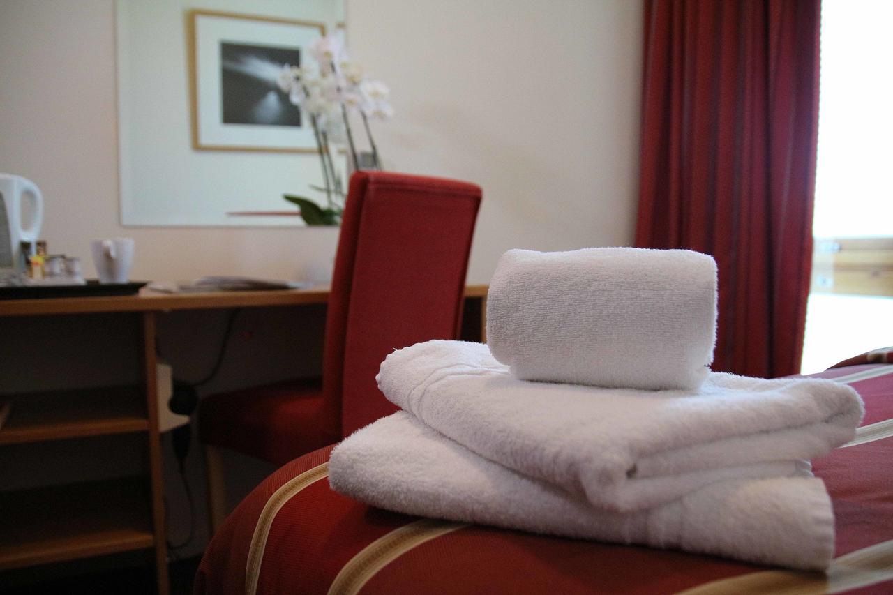 St Giles Heathrow - A St Giles Hotel Feltham Екстер'єр фото