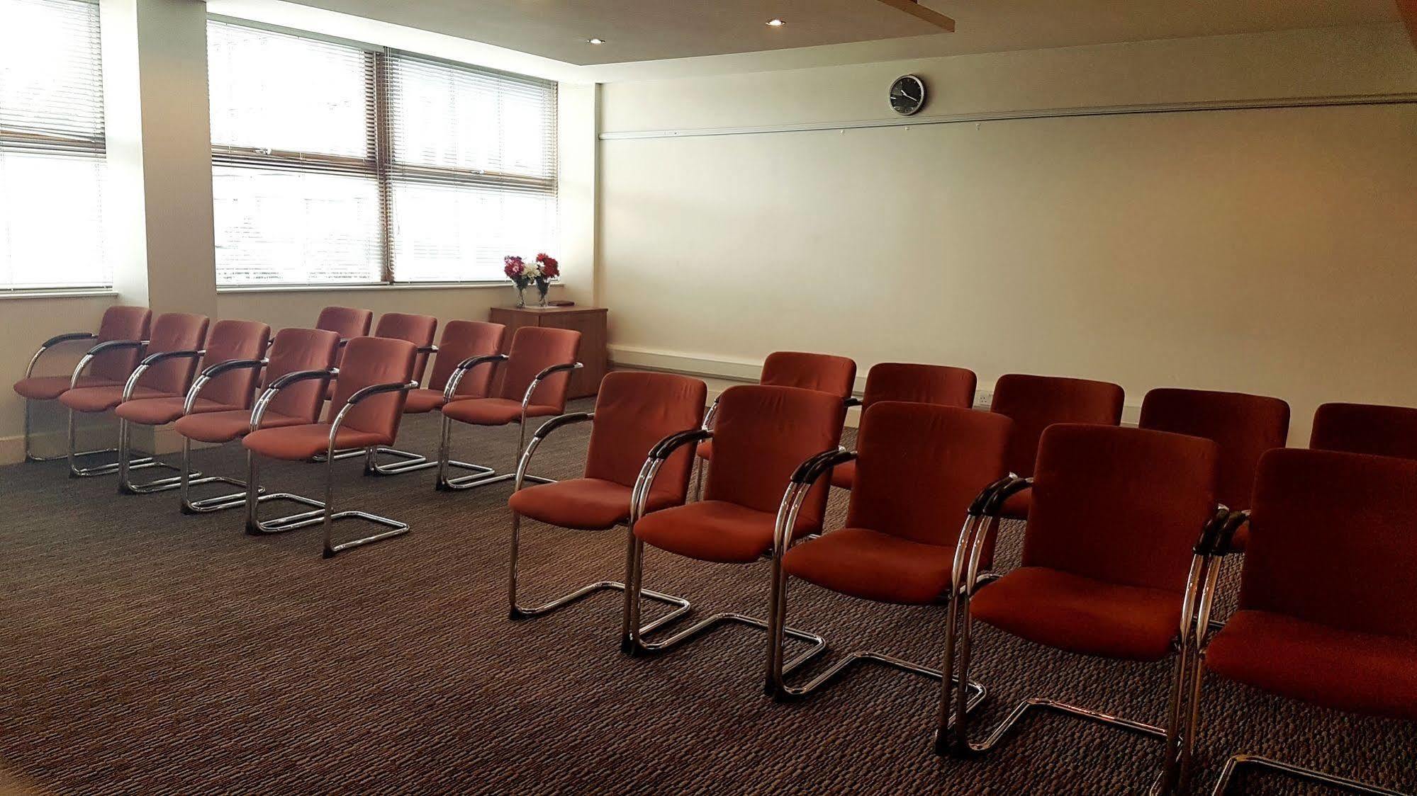 St Giles Heathrow - A St Giles Hotel Feltham Екстер'єр фото