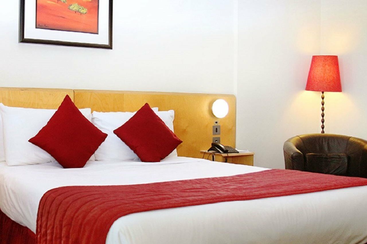 St Giles Heathrow - A St Giles Hotel Feltham Екстер'єр фото